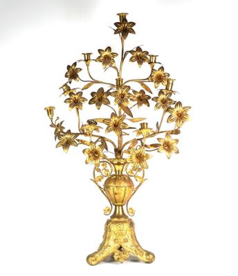 un vase doré contenant des fleurs, sur fond blanc