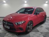 La Mercedes CLA rouge est garée dans une grande pièce