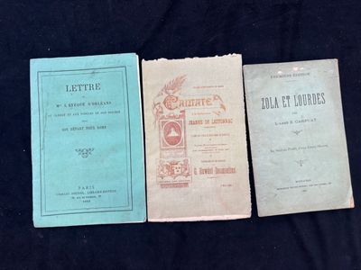 trois livres posés les uns à côté des autres sur une table noire
