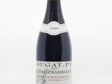la bouteille de vin est posée sur une surface blanche