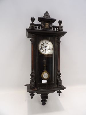 une horloge accrochée au mur de la pièce