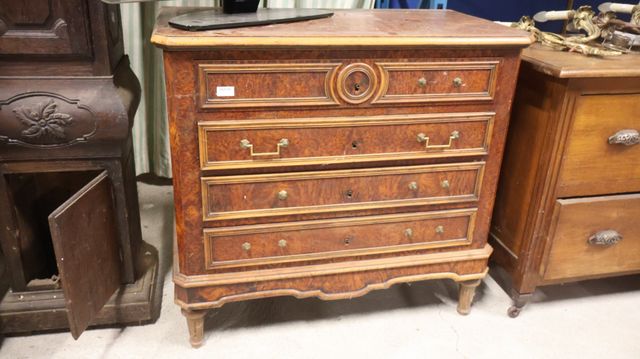 Commode rectangulaire ouvrant à 4 tiroirs en placage de loupe (ma...