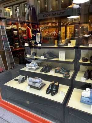 Lot de meubles présentoirs de vitrine comprenant :