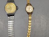 deux montres sont assises l'une à côté de l'autre sur une table