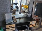 un bureau avec un miroir et un tabouret dans une pièce