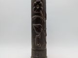 une image d'un vase noir sur fond blanc