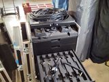 un tiroir rempli d'appareils électroniques dans une pièce