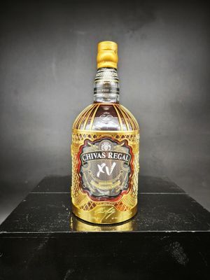 une bouteille de Chivas Regal XO posée sur une table noire