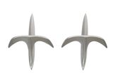 une paire de boucles d'oreilles en forme d'étoiles de mer plaquées argent sur fond blanc