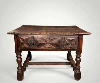 une vieille table en bois surmontée d'un tiroir