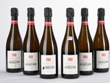 six bouteilles de vin sont alignées sur une surface blanche