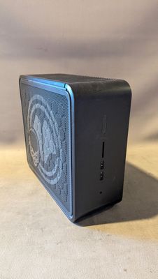un gros plan d'une petite enceinte noire posée sur une table