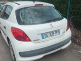 une voiture blanche garée sur le bord de la route
