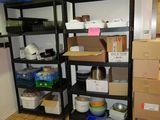 une pièce avec beaucoup de boîtes et de cartons sur les étagères