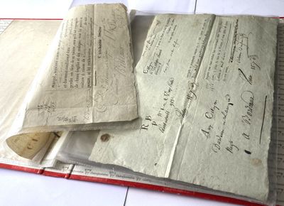 un livre sur lequel sont empilées de nombreuses feuilles