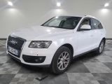 une photo d'un SUV Audi blanc garé dans un garage