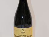 une bouteille de vin posée sur une table