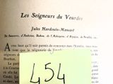 une feuille de papier sur laquelle on a écrit, insérée dans un livre