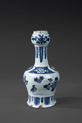 DELFT, XVIIIe Vase en faience modèle tête d'ail à décor en b…