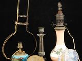 un grand nombre d'objets anciens posés sur une table