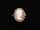 une bague en or ornée d'un camée sculpté représentant la tête d'une femme