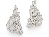 une paire de boucles d'oreilles à clip en diamants, signée Van Cleef