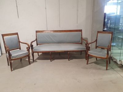 trois chaises et un canapé dans une pièce dotée d'une baie vitrée