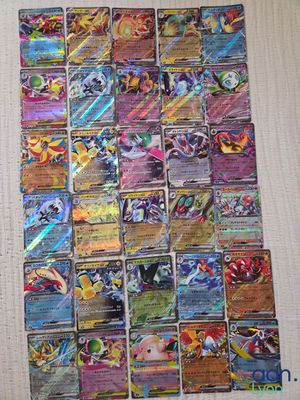 une pile de cartes pokemon posée sur une table