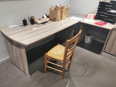 Ensemble de mobilier de bureau comprenant: