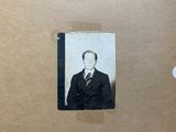 une vieille photo d'un homme en costume-cravate
