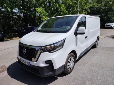 la camionnette blanche est garée sur le côté de la route
