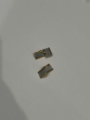 deux morceaux de métal posés sur une surface blanche