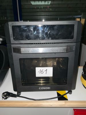un micro-ondes posé sur un comptoir