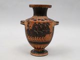 une image représentant un vase orné d'un motif noir et rouge