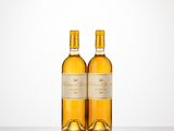 deux bouteilles de vin posées sur une table l'une à côté de l'autre