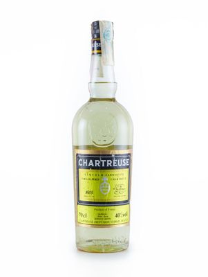 une bouteille de liqueur de citron Chartreuse sur fond blanc