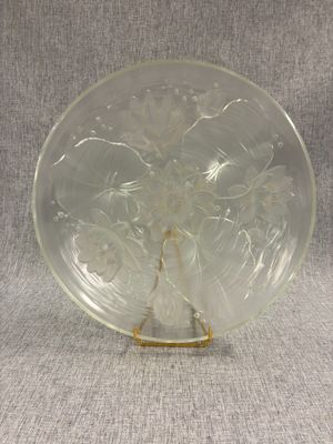 une assiette en verre avec un dessin sur une table
