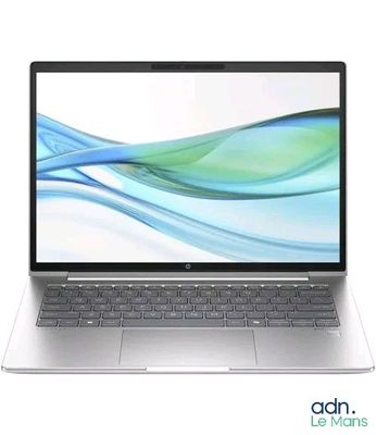 l'ordinateur portable est ouvert sur une surface blanche, avec un arrière-plan bleu et vert