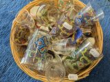 un panier rempli de bouteilles vides posé par terre