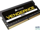 un gros plan d'un module de mémoire sur fond blanc