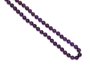 un gros plan d'un collier de perles violettes sur fond blanc
