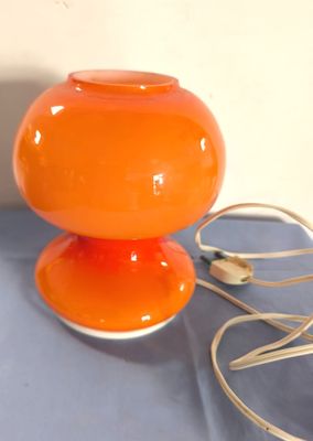 une lampe orange posée sur une table