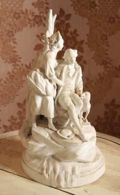 une statue représentant un homme et une femme assis sur une table