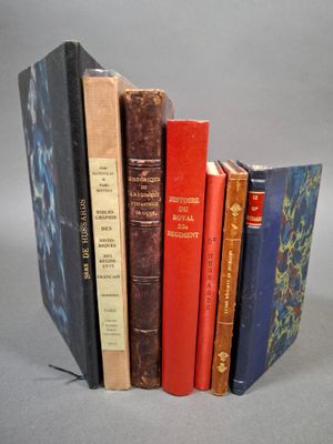 plusieurs livres sont empilés sur une table