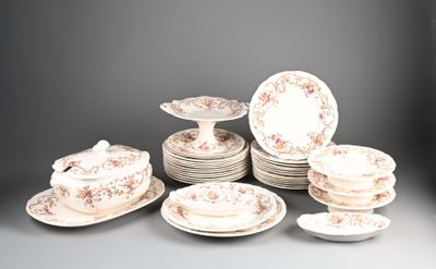 beaucoup d'assiettes et de bols sur la table