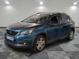la voiture bleue est garée sur un sol en damier dans le garage
