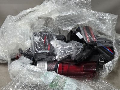 un tas d'objets divers emballés dans des sacs en plastique