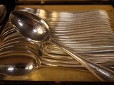 many spoons and spoon spoons on a gold plate