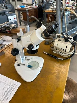 un microscope posé sur une table dans une pièce