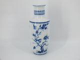 un vase bleu et blanc avec un oiseau dessus